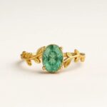 Vento di Smeraldo – Anello dorato con agata verde e motivo fogliare