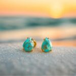 Lacrime del Mediterraneo – Orecchini a lobo con pietra turchese - immagine 2