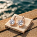 Zielis | Orecchini a cerchio con zircone rotondo - immagine 2